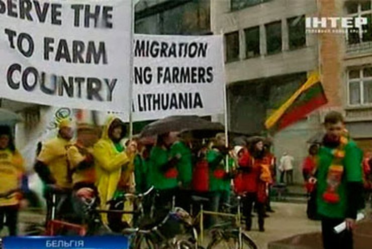 Прибалтийские фермеры устроили акцию протеста под стенами Еврокомиссии
