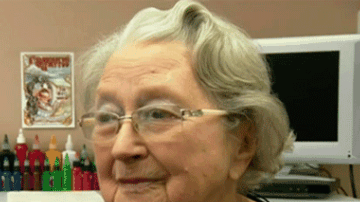 В Британии 92-летняя женщина сделала наколку