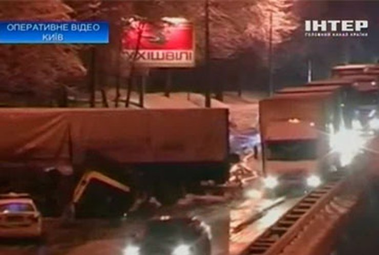 В Киеве из-за плохой дороги перевернулся грузовик