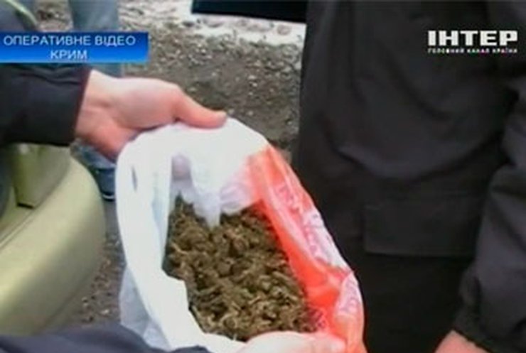 В Крыму ГАИ-шники задержали машину, перевозившую марихуану
