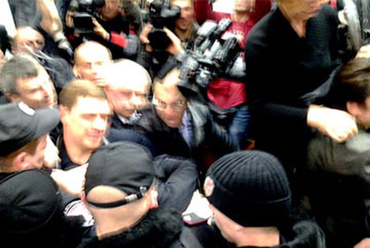 Депутатов Тимошенко пытались выкинуть из суда. Те отчаянно сопротивлялись