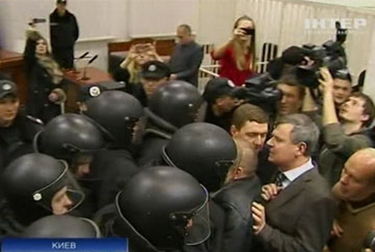 В суде по делу Щербаня произошло столкновение депутатов с милицией