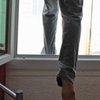 Мужчина пришел к любимой с цветами, попытался повеситься и выпал из окна