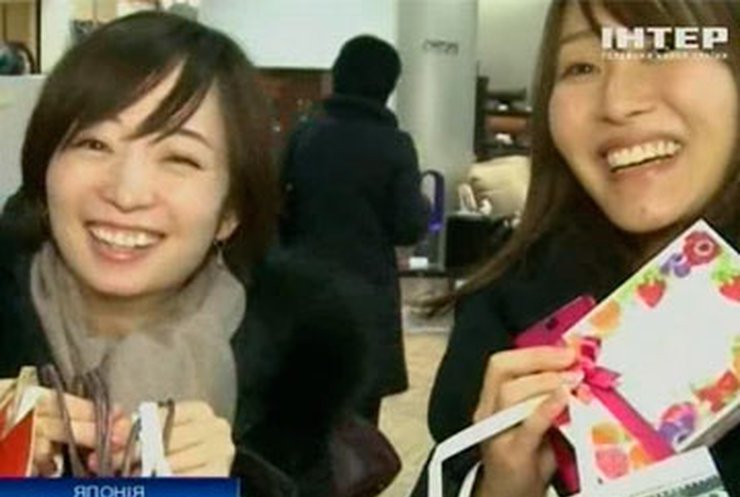 Японские женщины дарят мужчинам сладости на день Валентина