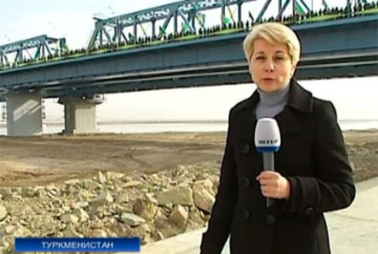Янукович и Бердымухамедов торжественно открыли мост через Амударью