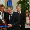 Платини подарил президенту Польши копию Еврокубка