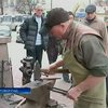 В Кировограде кузнецы на День святого Валентина дарили железные сердца