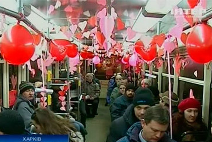 На День святого Валентина в Харькове пустили трамвай для влюбленных