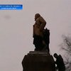 На Сумщине националисты демонтировали памятник Ленину
