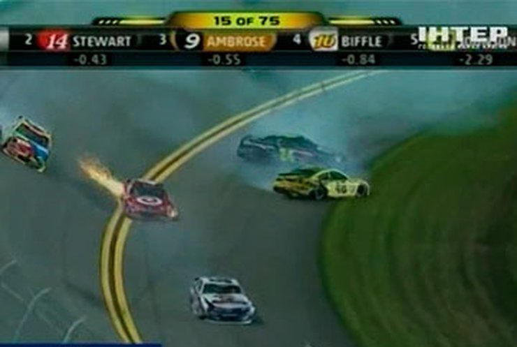 Этап гонок NASCAR закончился массовой аварией