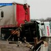 В Николаевской области грузовик завис над рекой