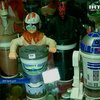В Париже проходит ярмарка антикварных кукол, машинок и игр