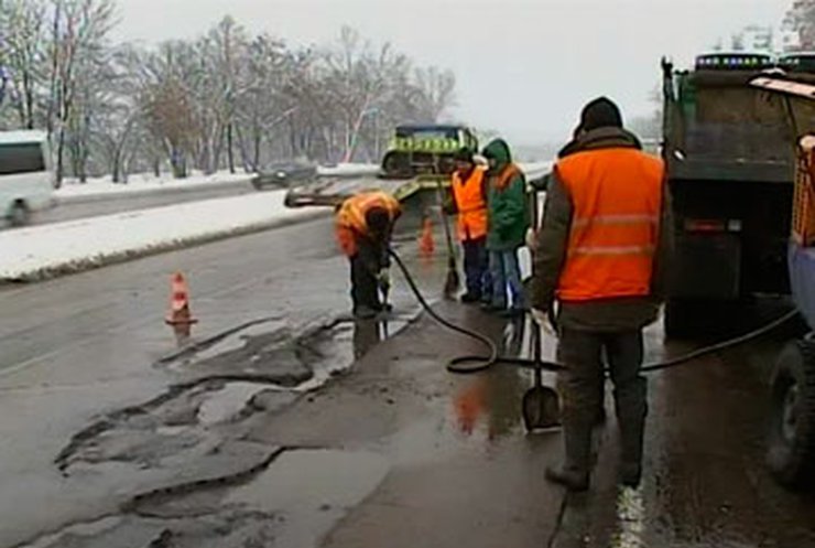 "Киевавтодор" пообещал отремонтировать столичные дороги до 15 мая