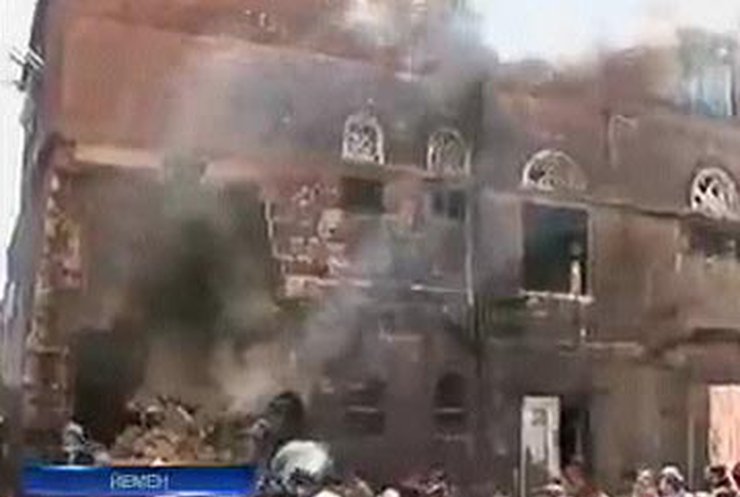 В Йемене истребитель упал на жилые дома