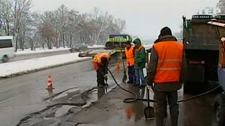 "Киевавтодор" пообещал отремонтировать столичные дороги до 15 мая