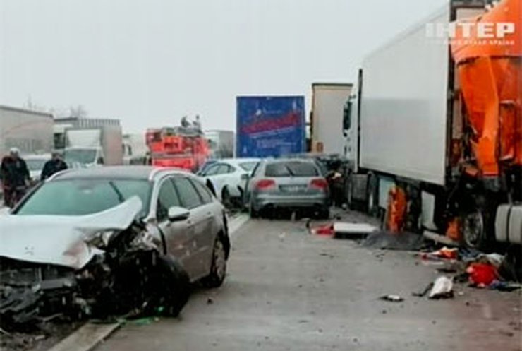 В Германии столкнулись 20 автомобилей: Погибли два человека