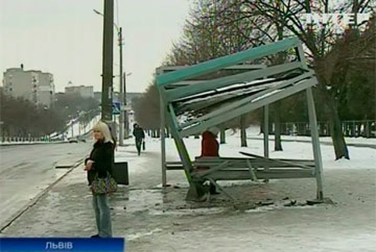 Во Львове иномарка врезалась в остановку: Двое людей искалечены