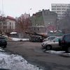 В центре Киева женщину едва не прибило рухнувшим деревом (видео)