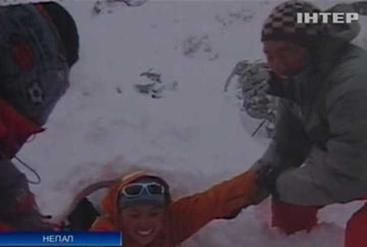 Девушка из Непала дважды за неделю покорила Эверест