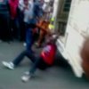 Полицейские из ЮАР приковали задержанного к машине и протащили по дороге