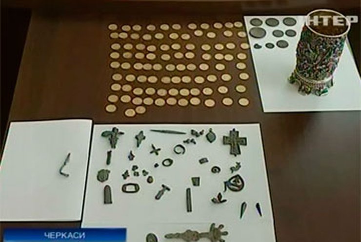 Работники черкасского СБУ отдали в музей контрабандные предметы старины