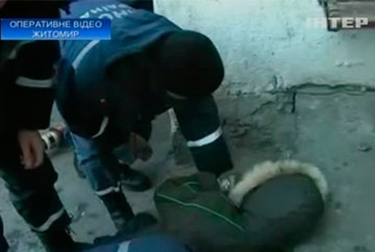 В Житомире спасли мальчика, рука которого застряла между бетонными плитами