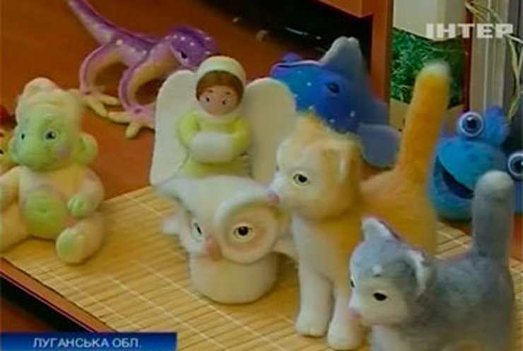 Жительница Луганска создает уникальных кукол из овечьей шерсти