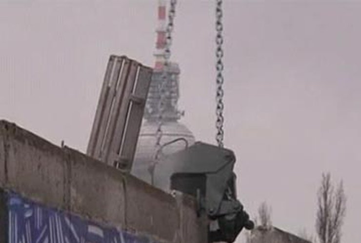 Немцы встали грудью на защиту Берлинской стены