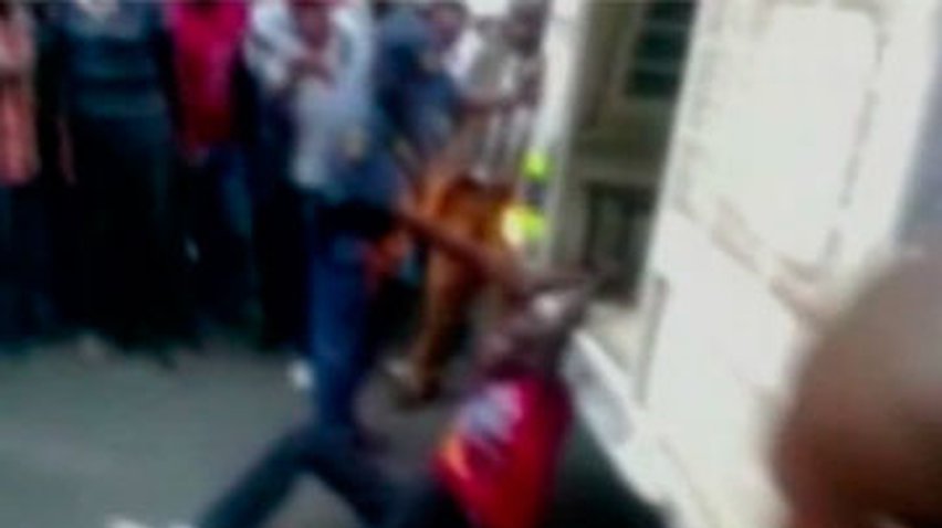 Полицейские из ЮАР приковали задержанного к машине и протащили по дороге