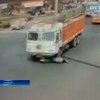 В Индии грузовик сбил женщину на мопеде