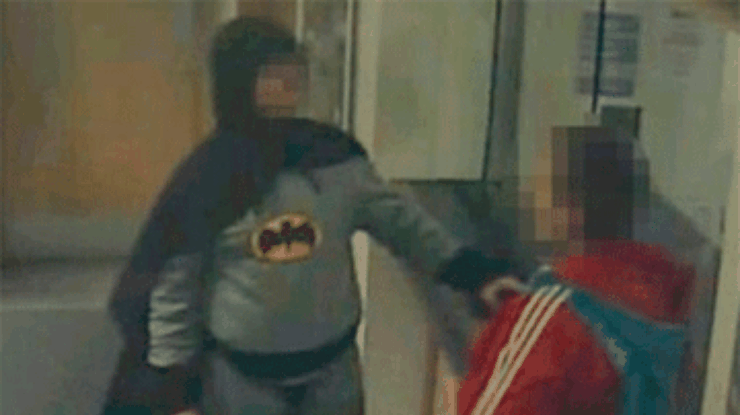 В Англии "Бэтмен" привел преступника в полицейский участок