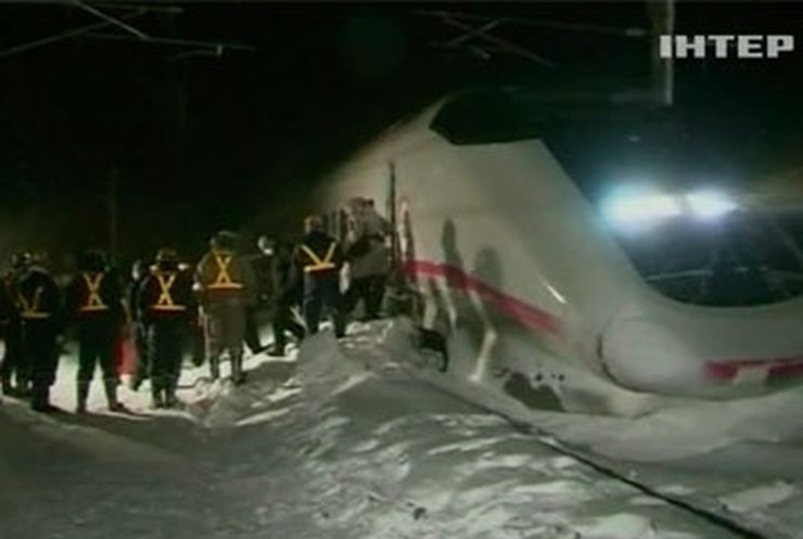 Мощные снегопады заблокировали движение поездов в Японии