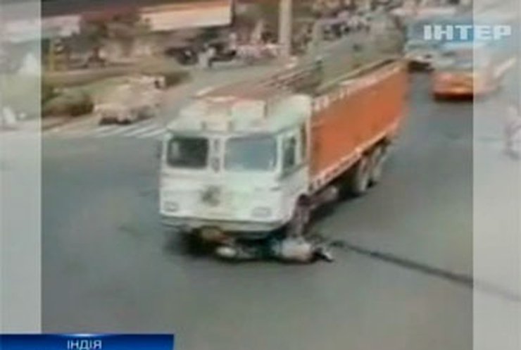 В Индии грузовик сбил женщину на мопеде