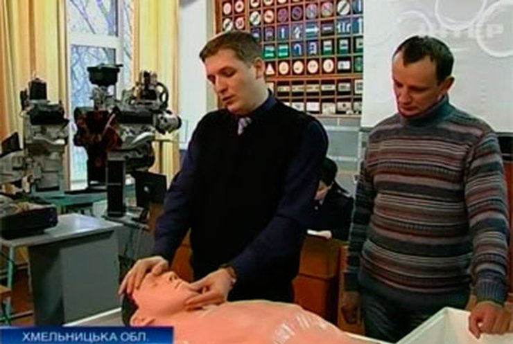В Хмельницкой области гаишники учили курсантов оказывать первую помощь