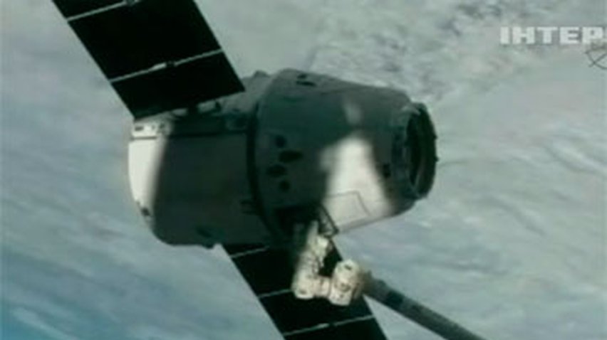 К МКС успешно пристыковался частный транспорт Dragon