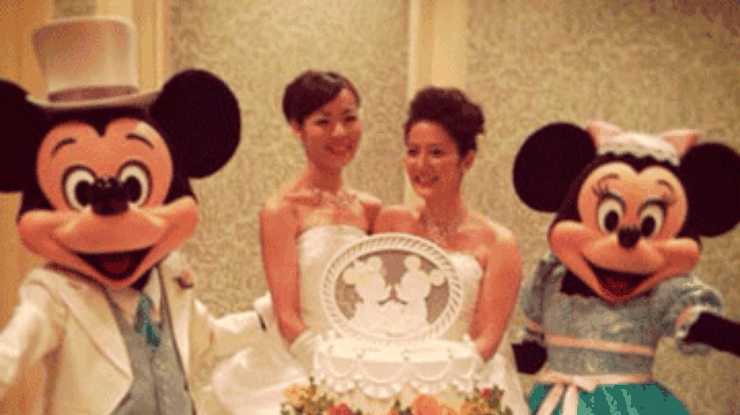 Японские лесбиянки "поженились" в "Диснейленде"