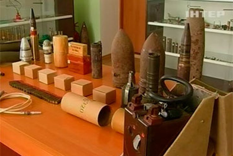 Хмельницкие военные, продававшие оружие, получили четыре года тюрьмы