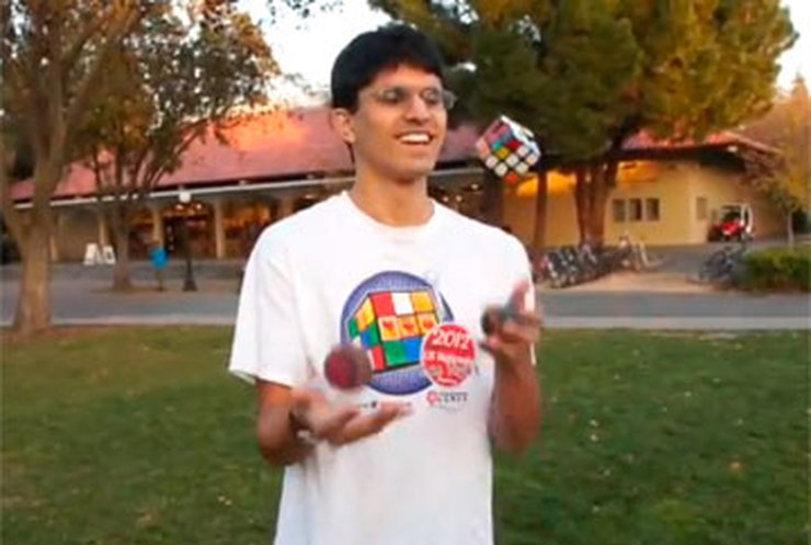 Студент собрал кубик Рубик, жонглируя им