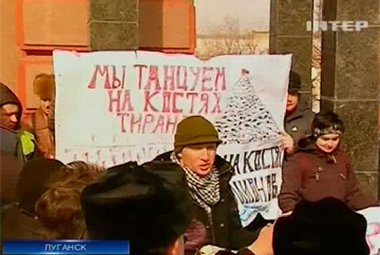 В Луганске подрались сторонники и противники Сталина