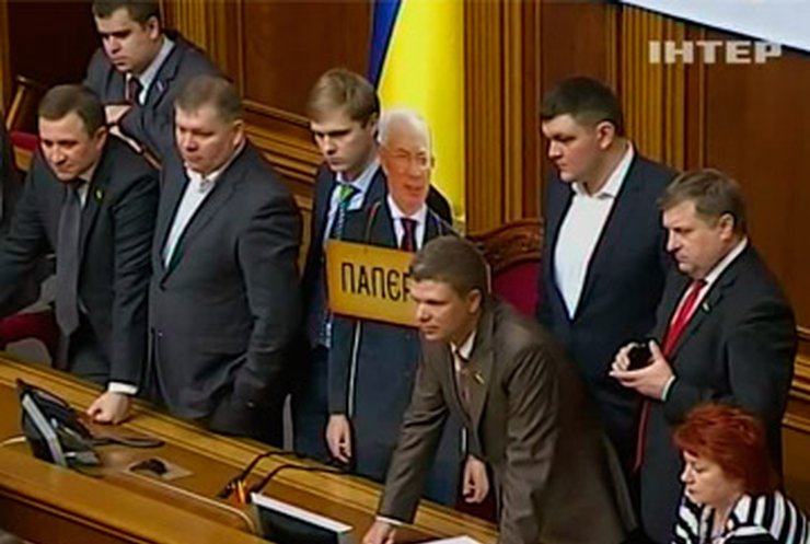 Сегодня оппозиция вновь блокировала трибуну Верховной рады