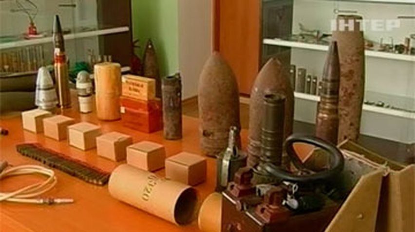 Хмельницкие военные, продававшие оружие, получили четыре года тюрьмы