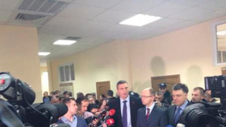 Яценюк грозит власти "списком Власенко"