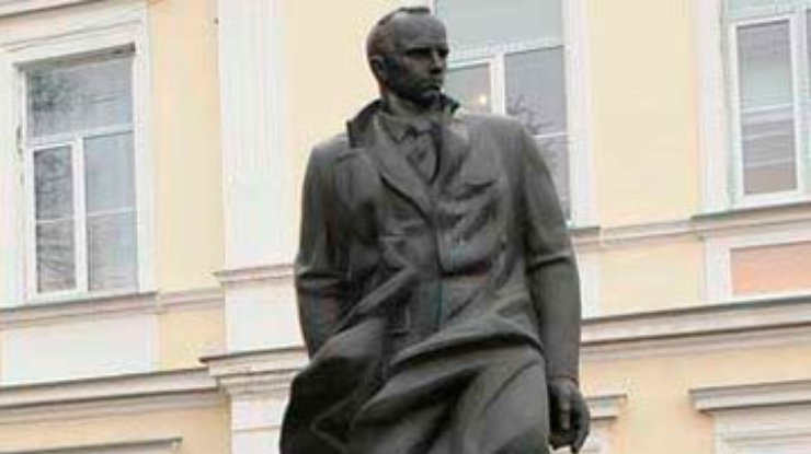 На Львовщине поглумились над памятником Бандере
