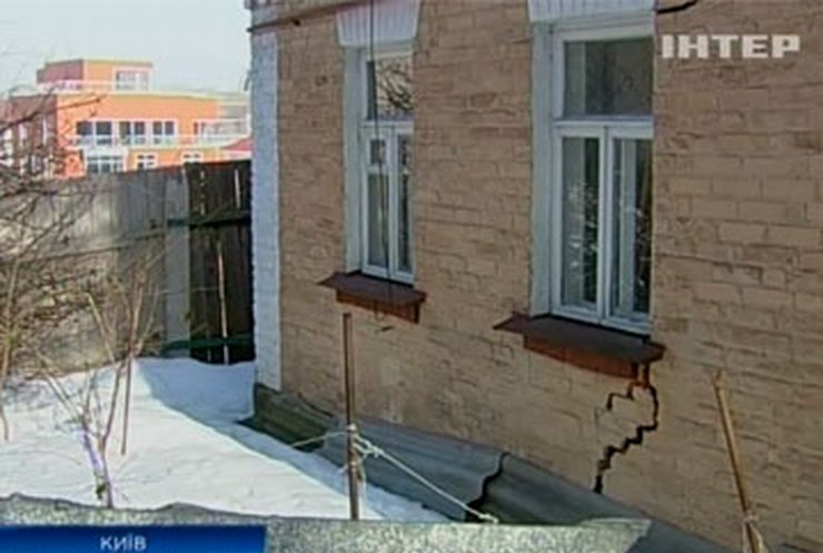 Дом 85-летнего киевлянина грозит упасть в незаконный котлован