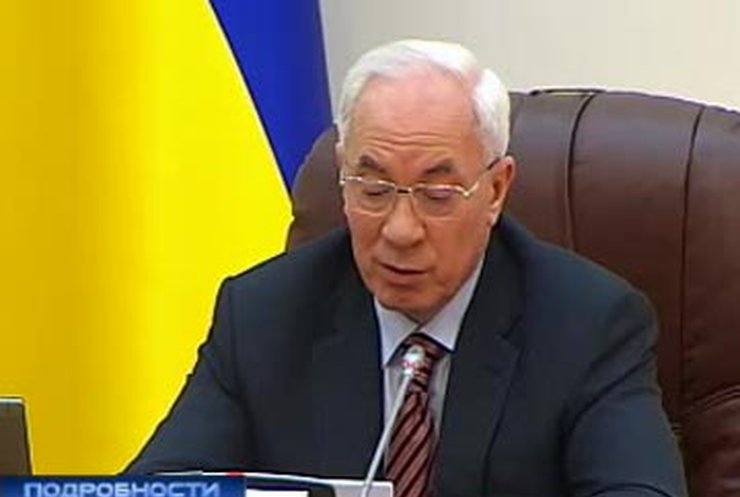 Янукович и Азаров раскритиковали блокирование трибуны Рады