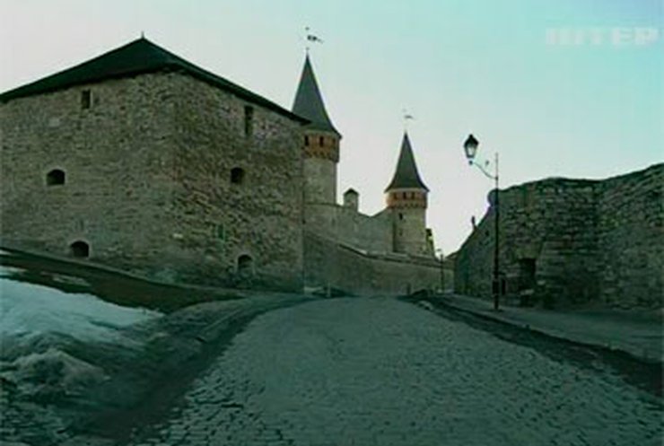 В Каменце-Подольском может упасть часть стены между старинными башнями