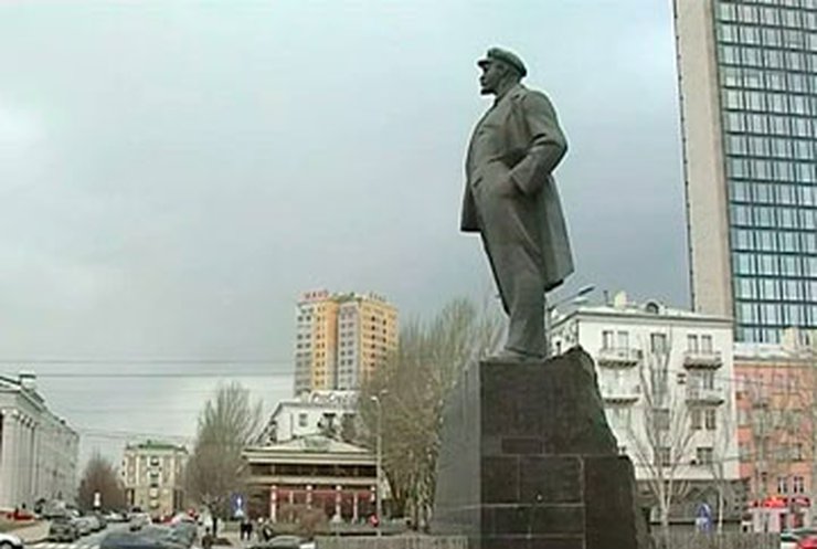 В регионах Украины памятники Ленину продают и переплавляют