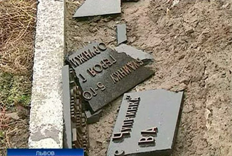 Вандалы изувечили памятники Бандере и Шухевичу на западе Украины