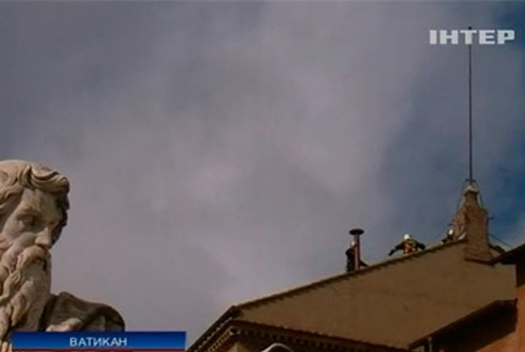 В Ватикане установили трубу, дым из которой возвестит об избрании папы