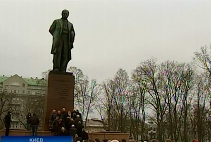 Власть и оппозиция возложили цветы к памятнику Шевченко